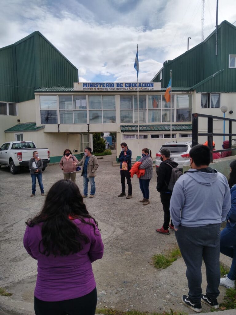 Imagen de docentes en asamblea en Ministerio de Educación en Ushuaia.