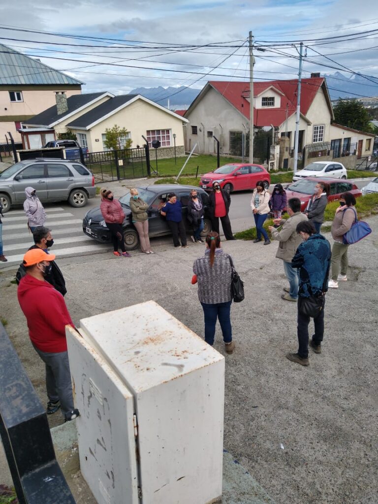 Imagen de docentes en asamblea en Ministerio de Educación en Ushuaia.